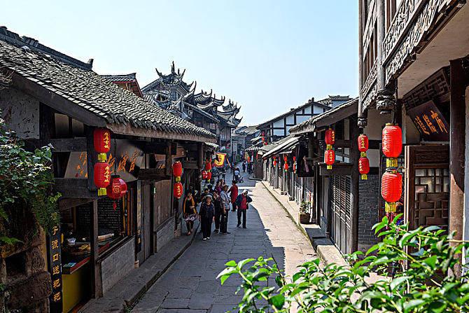《神隐》王安宇:与赵露思拍大片亲昵胜情侣