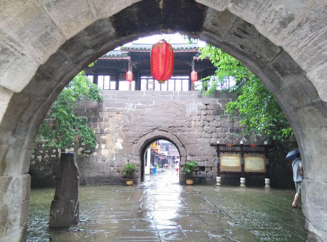向每一个平凡人致敬，在一场又一场“双向奔赴”中全力以赴丨两会观察